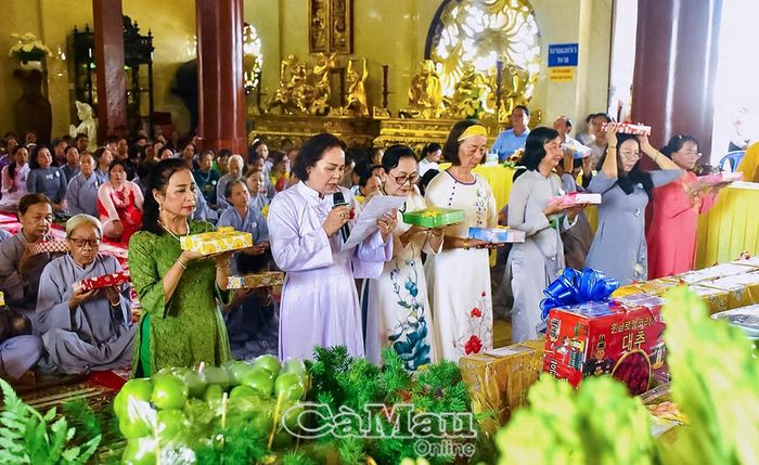 Đông đảo phật tử trang nghiêm tụng kinh Vu Lan và thực hiện nghi thức dâng áo cà sa lên chư Tôn đức chứng minh.