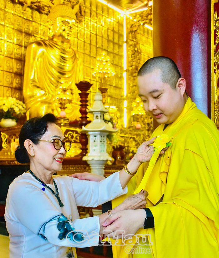 Phật tử thành kính cài hoa hồng vàng lên áo của vị thầy, thể hiện lòng tri ân trong mùa Vu Lan báo hiếu.
