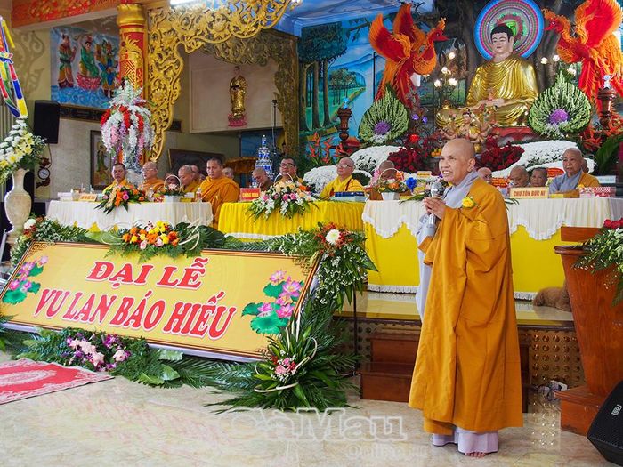 Ni sư Thích Nữ Diệu Chánh ghi nhận và bày tỏ lòng tri ân các mạnh thường quân đã đồng hành cùng hoạt động thiện nguyện của chùa Kim Sơn.