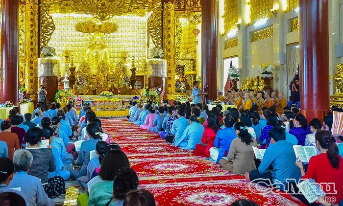 Chư Tôn đức tăng ni, đại diện chính quyền và đông đảo phật tử dự Đại lễ Vu Lan báo hiếu tại Tổ đình Sắc tứ Quan Âm cổ tự.