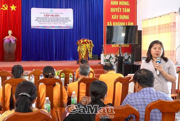 Bà Lữ Thị Anh Thư, Trưởng bộ phận Tuyên giáo - Chính sách luật pháp, Hội Liên hiệp Phụ nữ tỉnh Cà Mau, truyền đạt nội dung tại lớp tập huấn.