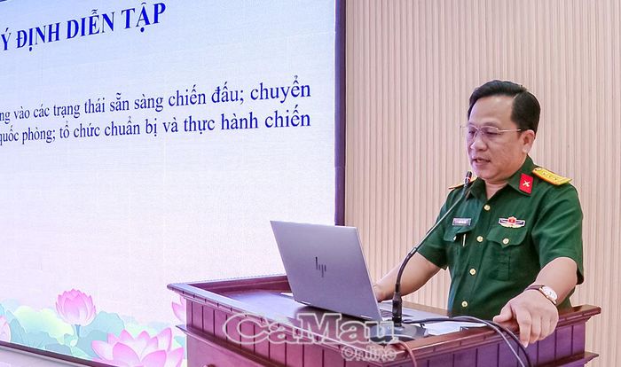 Thượng tá Trần Văn Hữu, Phó Tham mưu trưởng Bộ CHQS tỉnh, quán triệt nội dung, mục đích và yêu cầu của đợt diễn tập.