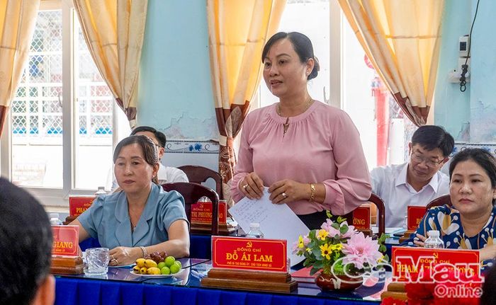 Đồng chí Đỗ Ái Lam, Phó Bí thư Đảng uỷ, Chủ tịch UBND xã Hoà Bình, báo cáo những khó khăn trong bố trí, sắp xếp đội ngũ giáo viên, nhất là tình trạng dôi dư giáo viên ở bậc mầm non.
