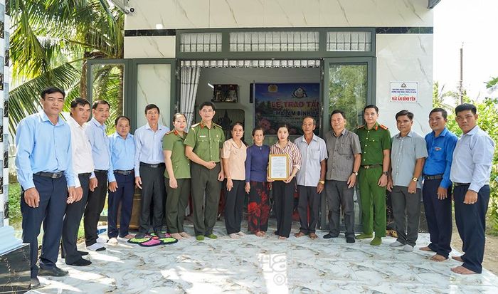 Căn nhà “Mái ấm bình yên” được bàn giao cho gia đình bà Nguyễn Hồng Nhu.