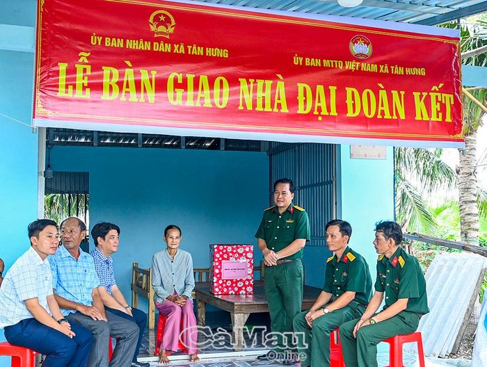 Đại tá Trần Quốc Dẹn, Phó Chính uỷ Bộ CHQS tỉnh Cà Mau, phát biểu tại lễ bàn giao nhà Đại đoàn kết.