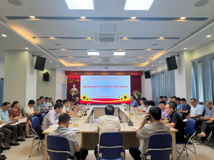 Trung tâm Quản lý hạ tầng kỹ thuật thành phố Hà Nội đã họp triển khai công tác ứng phó với bão số 4 và mưa lớn do ảnh hưởng của bão.
