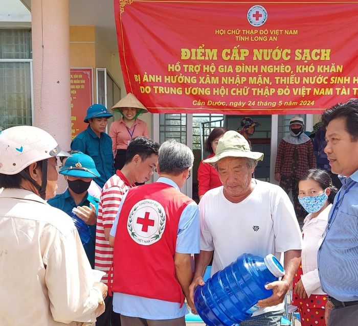 Hội Chữ thập đỏ hỗ trợ người dân bị ảnh hưởng hạn hán và xâm nhập mặn. Ảnh: Website Hội Chữ thập đỏ Việt Nam