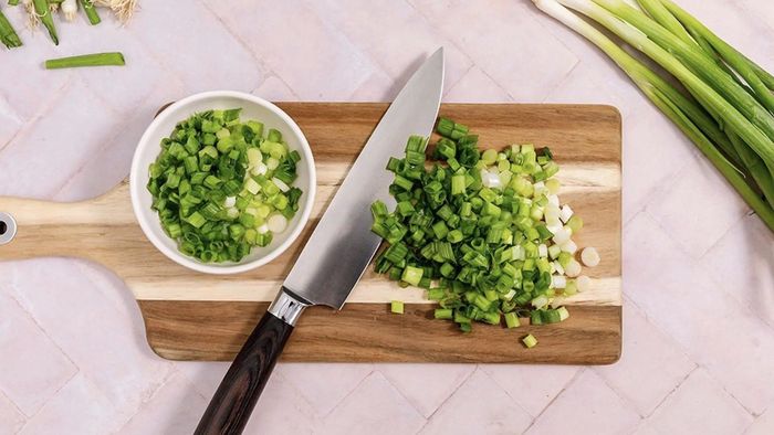 Trước khi cho vào tủ lạnh để bảo quản, bạn có thể thái nhỏ hoặc cắt thành từng khúc, tùy vào nhu cầu sử dụng. Ảnh minh họa