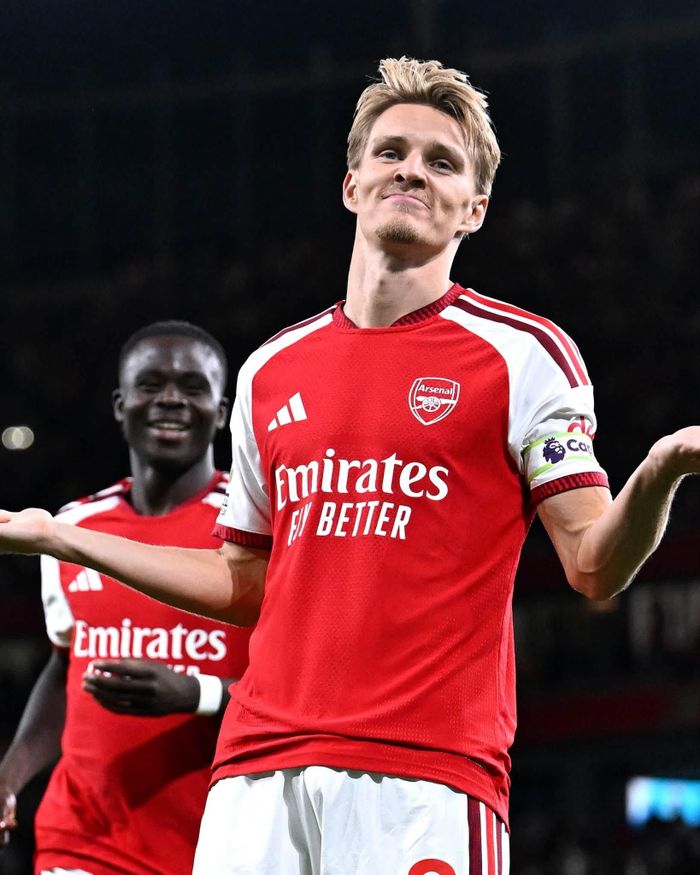 Đội trưởng Martin Ødegaard ghi bàn ở những phút đầu hiệp hai đem lại chiến thắng ba sao cho các nhà đương kim vô địch Premier League