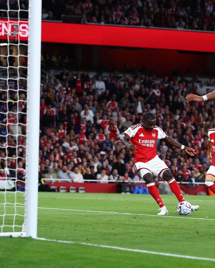 Bukayo Saka nhân đôi cách biệt ở phút thứ 23 cho đội chủ nhà