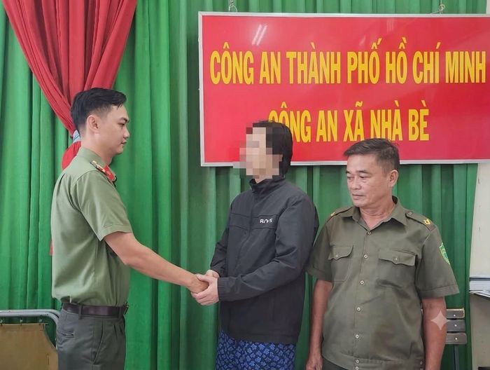 Người đàn ông Hàn Quốc đã bình tĩnh trở lại. Ảnh: CA TP.HCM.