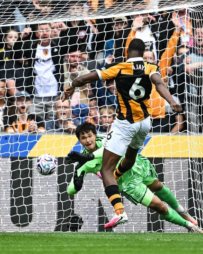 Semi Ajayi ghi bàn thắng đầu tiên cho Hull City sau 9 năm quay trở lại Premier League