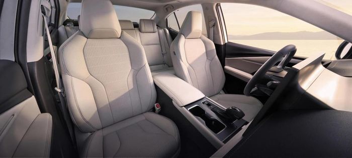 Ghế bọc da với ghế trước tích hợp sưởi, làm mát và massage 10 điểm. (Ảnh: Toyota)