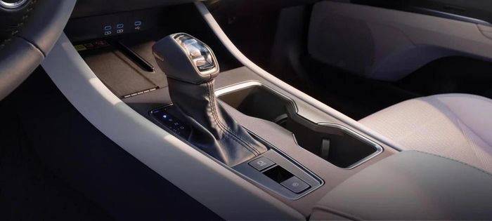 Cần số pha lê mới. (Ảnh: Toyota)
