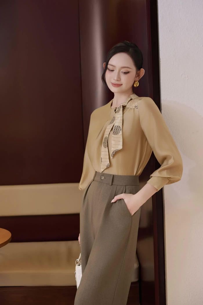 Áo sơ mi nâu mang đến cảm giác ấm áp và trưởng thành, phù hợp với không khí mùa thu