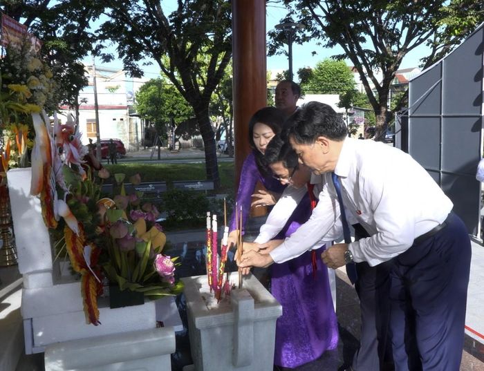 Nghi thức dâng hương thể hiện lòng thành kính, tri ân đối với các Anh hùng liệt sĩ và những người đã hy sinh vì quê hương, đất nước.