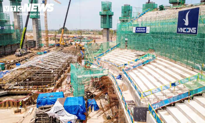 Sân vận động là công trình trung tâm của Khu liên hợp thể thao quốc tế Hùng Vương thuộc Khu đô thị Thể thao Quốc tế Hà Nội. Theo quy hoạch, công trình có sức chứa khoảng 135.000 chỗ ngồi và được định hướng trở thành sân vận động có quy mô lớn nhất thế giới.