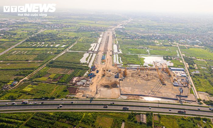 Tuyến đường được khởi công từ tháng 12/2025, cùng thời điểm dự án sân vận động VinFast - Trống Đồng được triển khai. Điểm đầu tuyến kết nối với Quốc lộ 21C, một trong những trục giao thông quan trọng ở phía Nam Hà Nội.