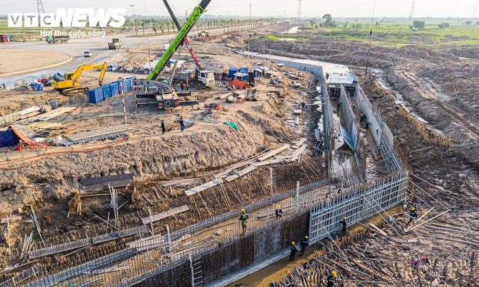 Hệ thống cống thoát nước dọc tuyến cũng đang được thi công. Công nhân triển khai các phần việc liên quan đến bê tông, cốt thép và đường thoát nước, phục vụ việc tiêu thoát nước cho tuyến đường.