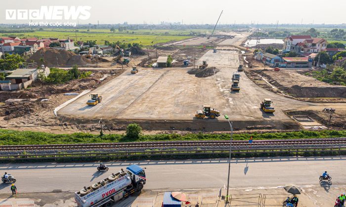 Ở phía Nam, Quốc lộ 1A là tuyến giao thông huyết mạch qua cửa ngõ Hà Nội. Khi các đoạn tuyến được kết nối tại khu vực xã Hồng Vân, phương tiện từ sân vận động có thể tiếp cận Quốc lộ 1A, từ đó kết nối với cao tốc Pháp Vân - Cầu Giẽ.