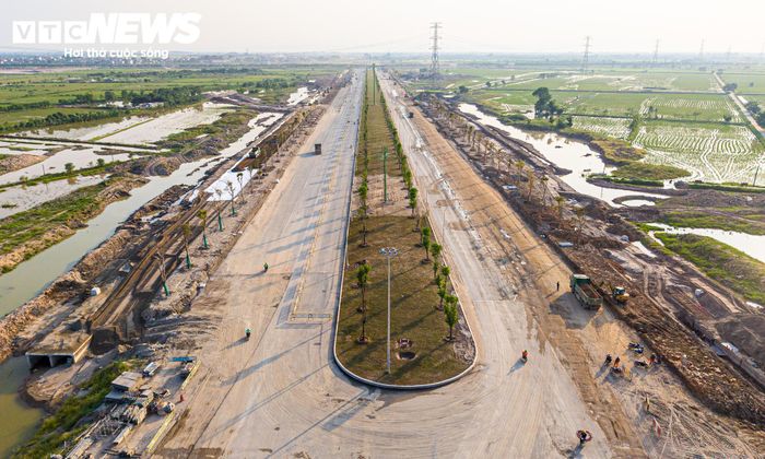 Sau khoảng 8 tháng, nhiều hạng mục đang được thi công đồng thời. Nền đường, mặt đường, hệ thống thoát nước và hạ tầng kỹ thuật được triển khai tại nhiều vị trí trên tuyến.