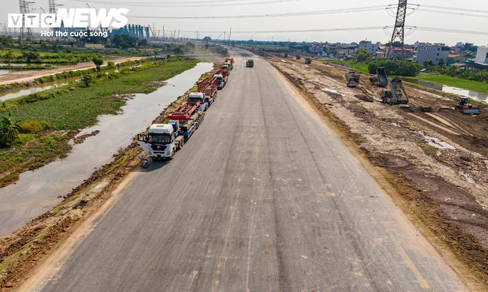 Với mặt cắt ngang 120 m, đây là tuyến đường có quy mô lớn trong khu vực. Trong đồ án quy hoạch khu B, tuyến được xác định theo hướng Đông Tây và giữ vai trò trục giao thông chính của khu đô thị thể thao.