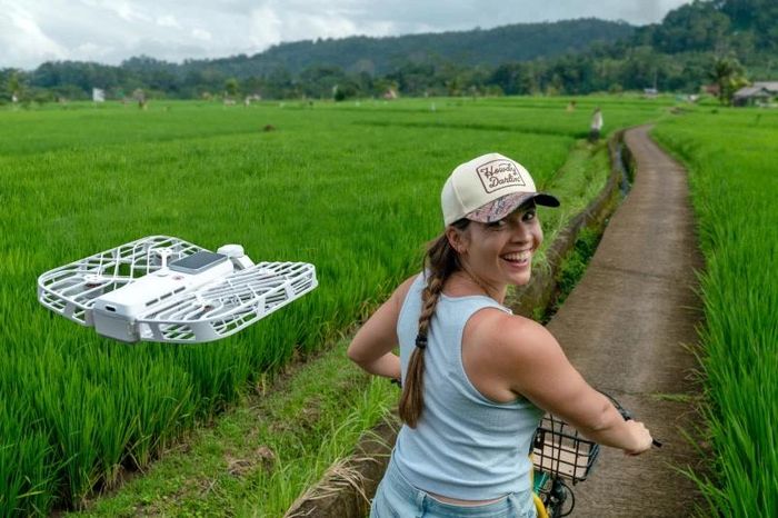 HoverAir Versa - camera vlog cầm tay có thể gắn cánh quạt để trở thành drone tự bay. (Ảnh: HoverAir)