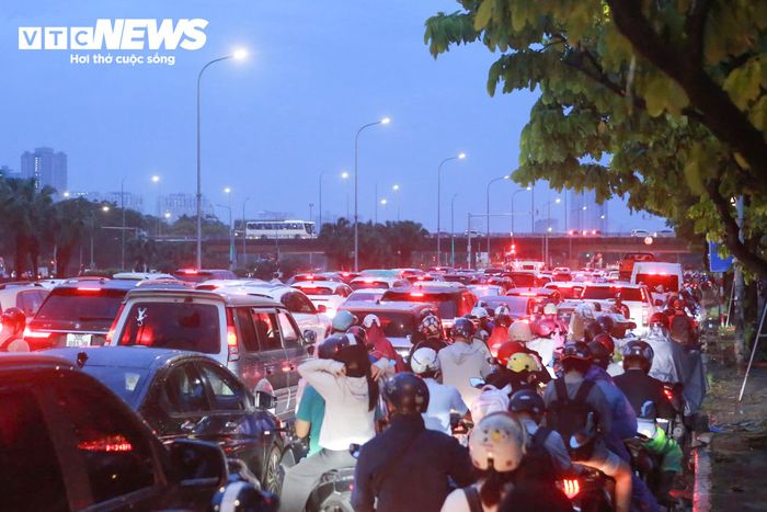 Tương tự, tại nút giao Lê Quang Đạo - Đại lộ Thăng Long, dù mưa lớn kéo dài đến chiều tối, mặt đường vẫn cơ bản thông thoáng, không còn cảnh nước ngập gây khó khăn cho người và phương tiện qua lại.