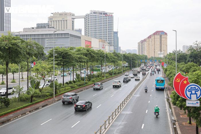 Nhưng trong sáng 21/8, sau trận mưa lớn kéo dài suốt đêm, đường Võ Chí Công không còn xuất hiện tình trạng ngập úng. Mặt đường cơ bản thông thoáng, phương tiện di chuyển bình thường.