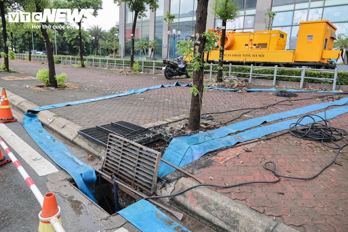 Trong thời gian mưa lớn kéo dài, lực lượng công nhân Công ty TNHH MTV Thoát nước Hà Nội được bố trí ứng trực tại các khu vực trọng điểm, trong đó có đường Võ Chí Công. Các máy bơm công suất lớn được huy động nhằm chủ động tiêu thoát nước, hạn chế nguy cơ ngập.