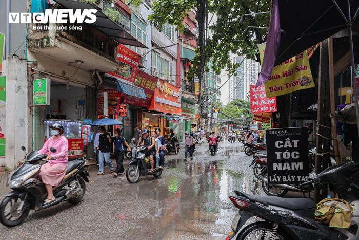 Tại khu vực Triều Khúc, người dân cho biết tình trạng ngập úng đã giảm rõ rệt so với những năm trước. Nước trên đường rút nhanh sau khi mưa giảm, không còn cảnh ngập kéo dài nhiều giờ.