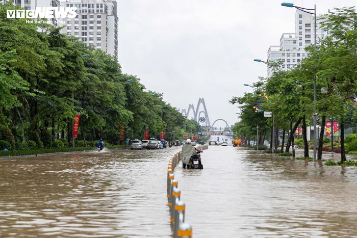 Trước đây, đường Võ Chí Công thường xuyên ngập sâu sau các trận mưa lớn, khiến các phương tiện không thể lưu thông. (Ảnh chụp vào tháng 8/2025)