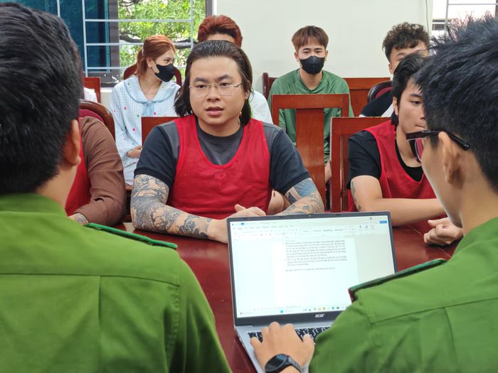 Phạm Tuấn và các bị can khác tại cơ quan công an.