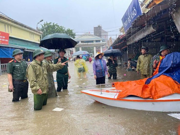 Đại tá Lê Đăng Khoa, Phó Giám đốc Công an tỉnh Lạng Sơn trực tiếp chỉ đạo các lực lượng hỗ trợ Nhân dân di dời tài sản tại khu vực chợ Giếng Vuông. (Ảnh: Công an Lạng Sơn).
