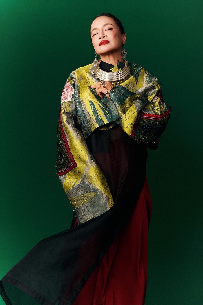 Cao Minh Tiến cho biết ban đầu khá lo lắng khi ngỏ lời mời diễn viên Tú Oanh làm người mẫu. Tuy nhiên, anh mong muốn những thiết kế của mình được chị thể hiện bởi Tú Oanh sở hữu vẻ đẹp mặn mà, đằm thắm của người phụ nữ Việt truyền thống, ẩn sau đó là sự sắc sảo cùng cá tính mạnh mẽ của người phụ nữ Việt hiện đại.