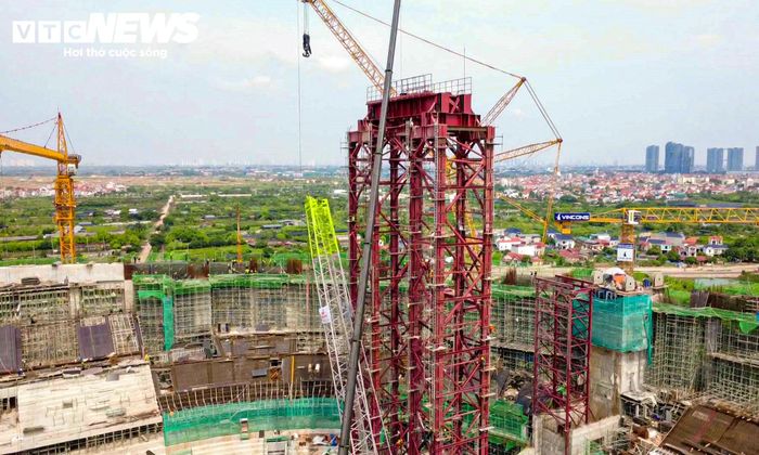 Sau khi hoàn thiện hệ dàn thép mái và các trụ nâng, nhà thầu sẽ triển khai hệ cáp kích rút tại 4 cụm trụ. Hệ thống này phục vụ quá trình nâng, đưa kết cấu mái lên đúng cao độ và vị trí theo thiết kế, đồng thời hỗ trợ ổn định hệ mái trong quá trình thi công.