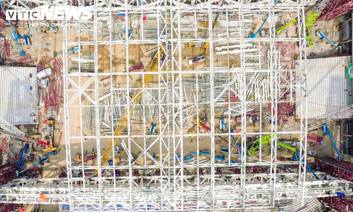 Tại khu vực thi công mái, hệ khung vòm thép đã hoàn thành hơn 90%. Các đơn vị đang tiếp tục lắp thanh giằng chữ X, giằng ngang và những cấu kiện gia cường, hoàn thiện độ cứng cho toàn bộ hệ kết cấu trước khi nâng.