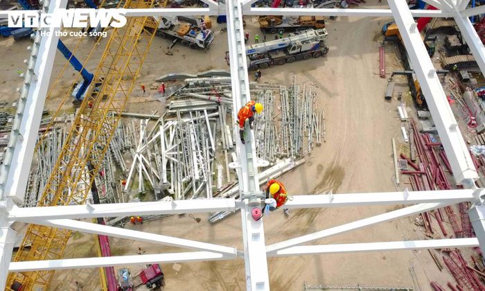 Tổng khối lượng của hệ kết cấu mái khoảng 8.600 tấn. Hai tấm màng xuyên sáng kích thước 78 x 125m được thiết kế đóng, mở hoàn toàn trong khoảng 12 - 20 phút.