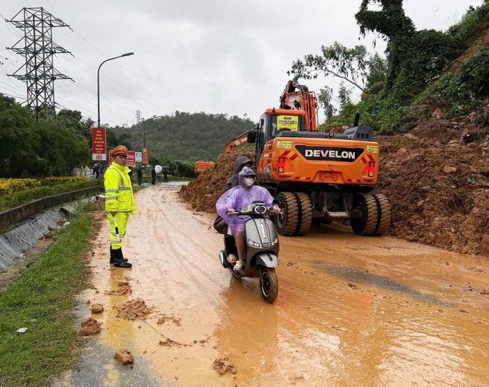 Sạt lở đất xảy ra gần khu vực cầu 2 Vân Đồn, tỉnh Quảng Ninh nhanh chóng được lực lượng chức năng khắc phục để đảm bảo việc lưu thông qua lại. (Ảnh: Đội CSGT đường bộ số 2)