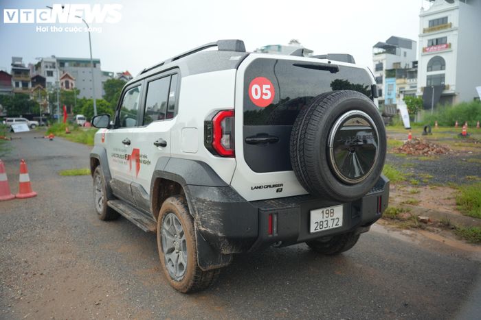 Đuôi xe gắn lốp dự phòng ngoài và cốp mở ngang đậm chất SUV việt dã truyền thống.