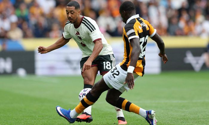 Man Utd (áo trắng) chật vật trước đối thủ mới lên hạng là Hull City. (Ảnh: Reuters)