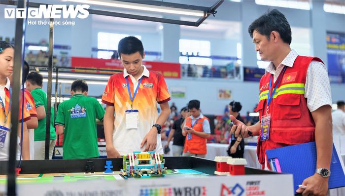 “Chúng tôi kỳ vọng những sân chơi như Robotacon Wro 2026 sẽ góp phần nuôi dưỡng niềm say mê khoa học, kỹ thuật và công nghệ trong thế hệ trẻ, từ đó chuẩn bị nguồn nhân lực chất lượng cao cho sự phát triển của Gia Lai và đất nước trong tương lai”, ông Lâm Hải Giang nhấn mạnh.