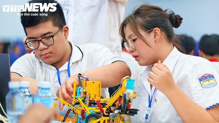 Bên cạnh mong muốn đạt kết quả cao nhất, các thí sinh chia sẻ, các em mang về không chỉ là giải thưởng hay thứ hạng, mà còn là những ý tưởng mới, những bài học sau mỗi lần robot chưa vận hành như mong muốn.