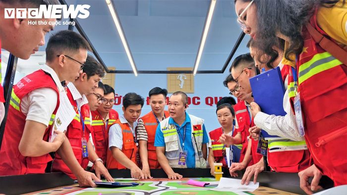 “Tấm vé cuộc thi hôm nay sẽ đưa các em đến một mạng lưới WRO toàn cầu rộng lớn với sự gắn kết của 104 quốc gia, quy tụ hơn 22.000 đội thi tương đương hơn 60.000 thí sinh trên toàn thế giới. Đó là một biển lớn thực sự để trí tuệ Việt Nam được thử lửa và vươn tầm”, bà Sử Kim Ngân thông tin.