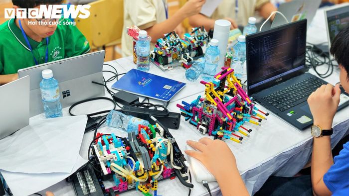 Từ thiết kế, lắp ráp, lập trình đến vận hành robot, mỗi phần thi đều đòi hỏi kiến thức, tư duy, sự kiên trì, khả năng phối hợp và tinh thần sáng tạo. Đa số các thí sinh đều am hiểu, làm chủ công nghệ và tạo ra sản phẩm của chính mình.