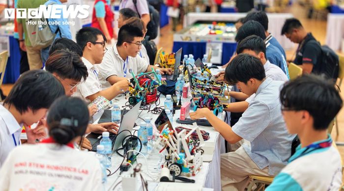 Hội tụ tại Vòng Chung kết Robotacon Wro 2026 có gần 500 “chiến binh công nghệ” tinh anh nhất, tranh tài ở 10 bảng thi để giành lấy 44 tấm vé đại diện Việt Nam vươn ra thế giới. Vòng thi còn có sự góp mặt của các đội thi xuất sắc đến từ các nước bạn.