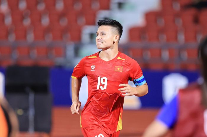 Quang Hải vào sân ghi bàn.