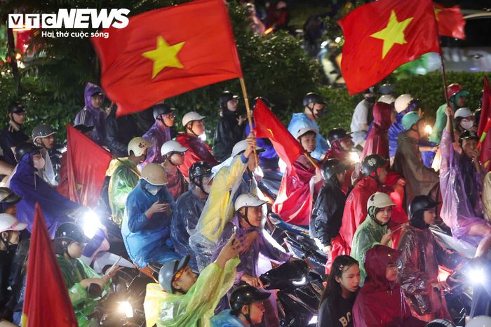 Đêm nay, dù Hà Nội vẫn mưa nhưng nhiều người hâm mộ không ngại xuống đường ăn mừng chiến thắng của tuyển Việt Nam.