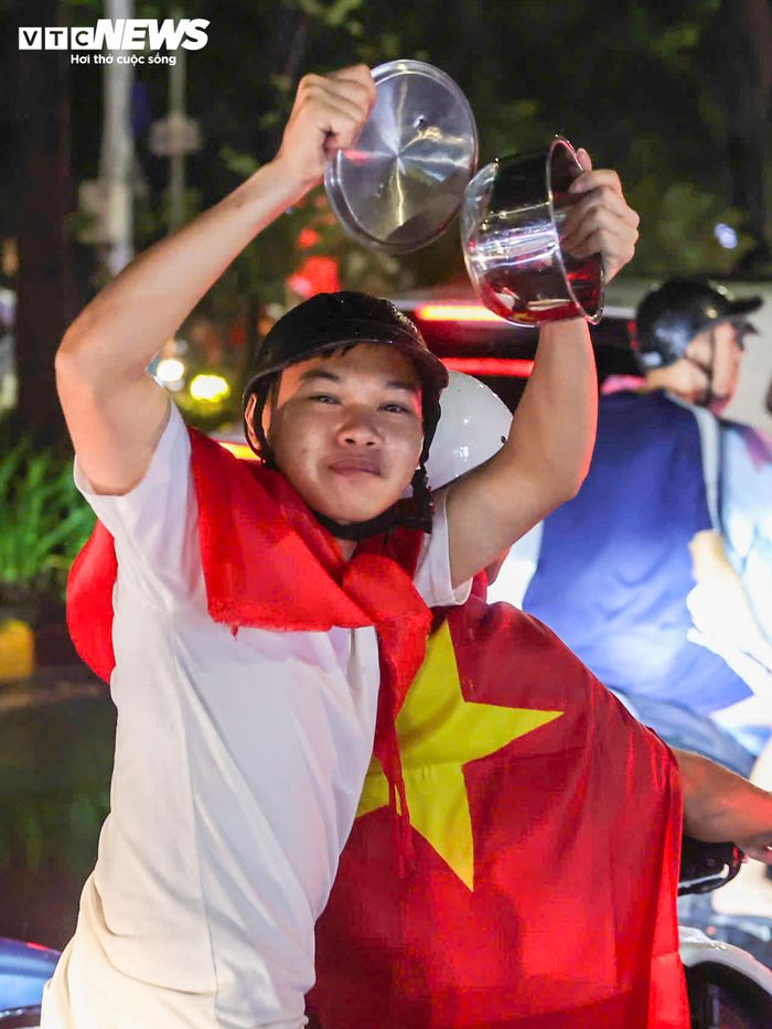 Người dân hào hứng đổ ra đường mừng chiến thắng của tuyển Việt Nam.