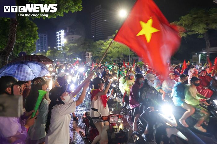 Tại khu vực Xã Đàn và hầm chui Kim Liên, lượng người và phương tiện tăng nhanh. Một số thời điểm, giao thông di chuyển chậm do dòng người cùng đổ về khu vực trung tâm.